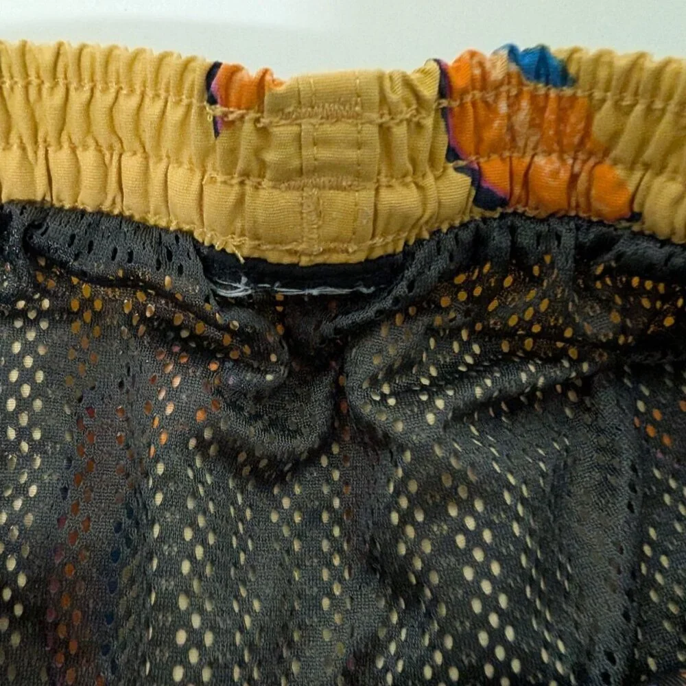 Patagonia Melon Printed 6” Baggies Mens Size XS Yellow Mesh Lined Swim Trunks